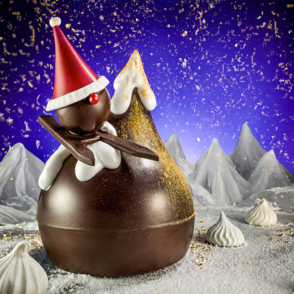 Bonbonnière skieur de Noël en chocolat et garnie de Camprini, chocolatier à Valbonne et Cannes