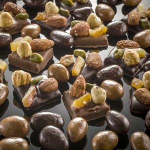 Mendiants amandes, noisettes et raisins de Camprini, chocolatier à Valbonne et Cannes