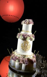 wedding cake en pièce montée avec monogramme or de Camprini, chocolatier et pâtissier à Valbonne et Cannes