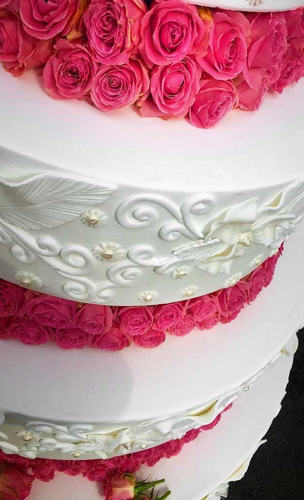 Wedding cake en pièce pontée de Camprini avec moulure ornementale, Chocolatier et pâtissier à Valbonne et Cannes